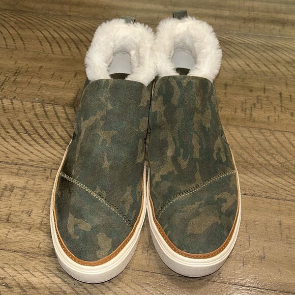 Toms Green Camo Slip-On Shoes with White Fur Lining - Picture 5 of 13